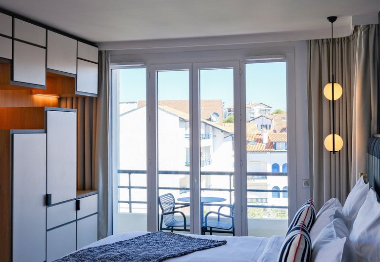 Chambre supérieure balcon avec vue sur la ville, Thalazur Saint-Jean-de-Luz