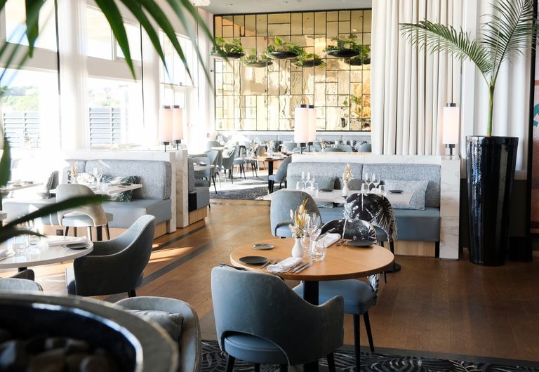 Salle de restaurant dressée pour un banquet