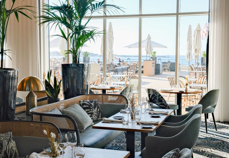 Restaurant Hélianthal, salle ouverte sur la terrasse