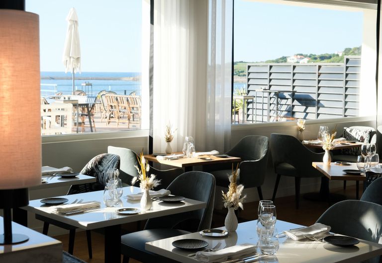Salle du restaurant Hélianthal face à l'océan